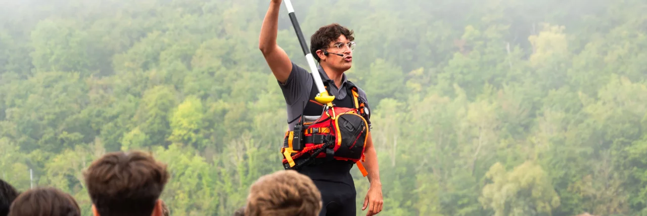 Éducateur sportif Rando’Events pendant un briefing kayak