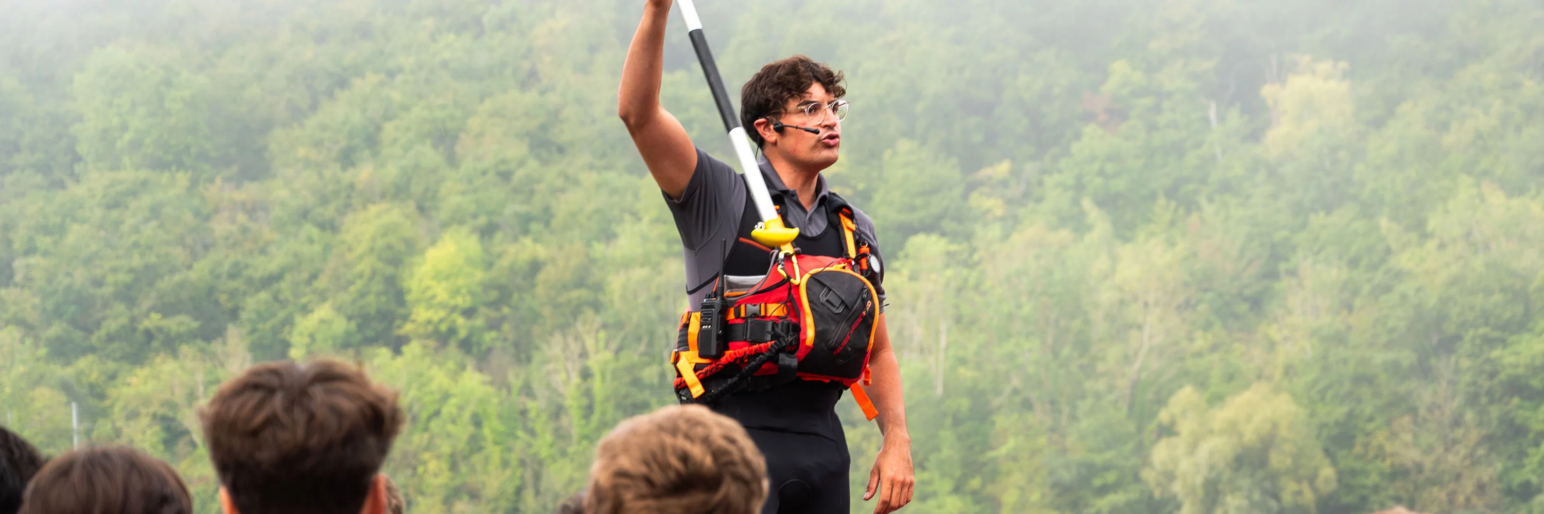 Éducateur sportif Rando’Events pendant un briefing kayak