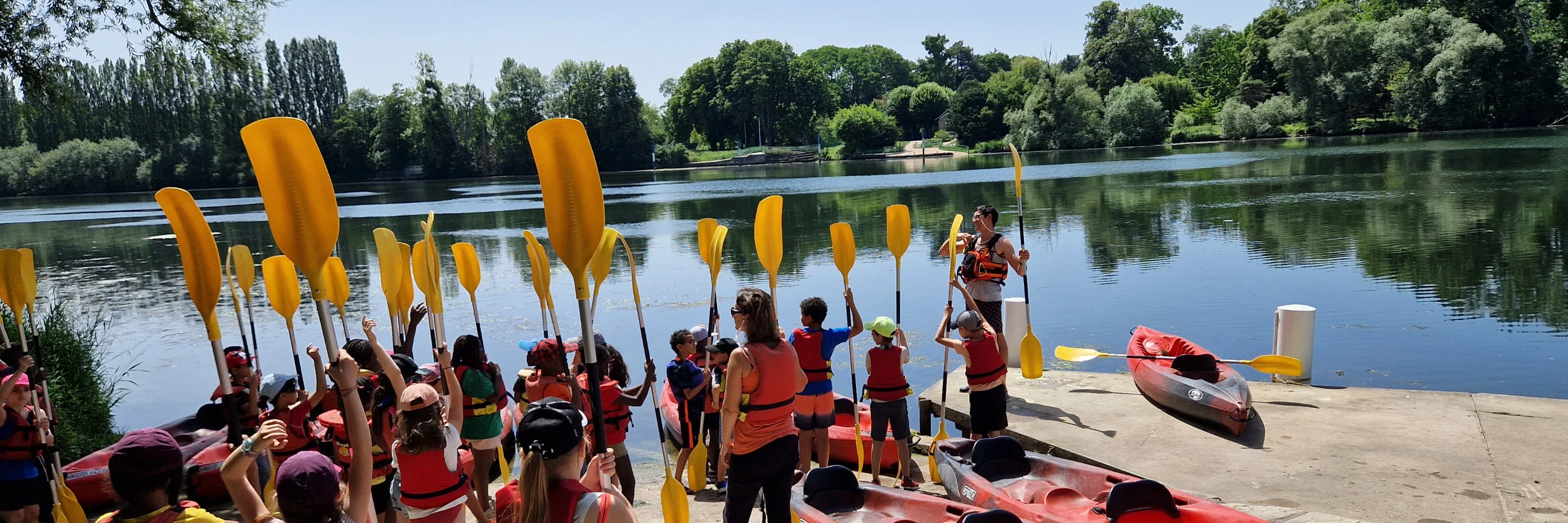 Groupe réuni autour des kayaks