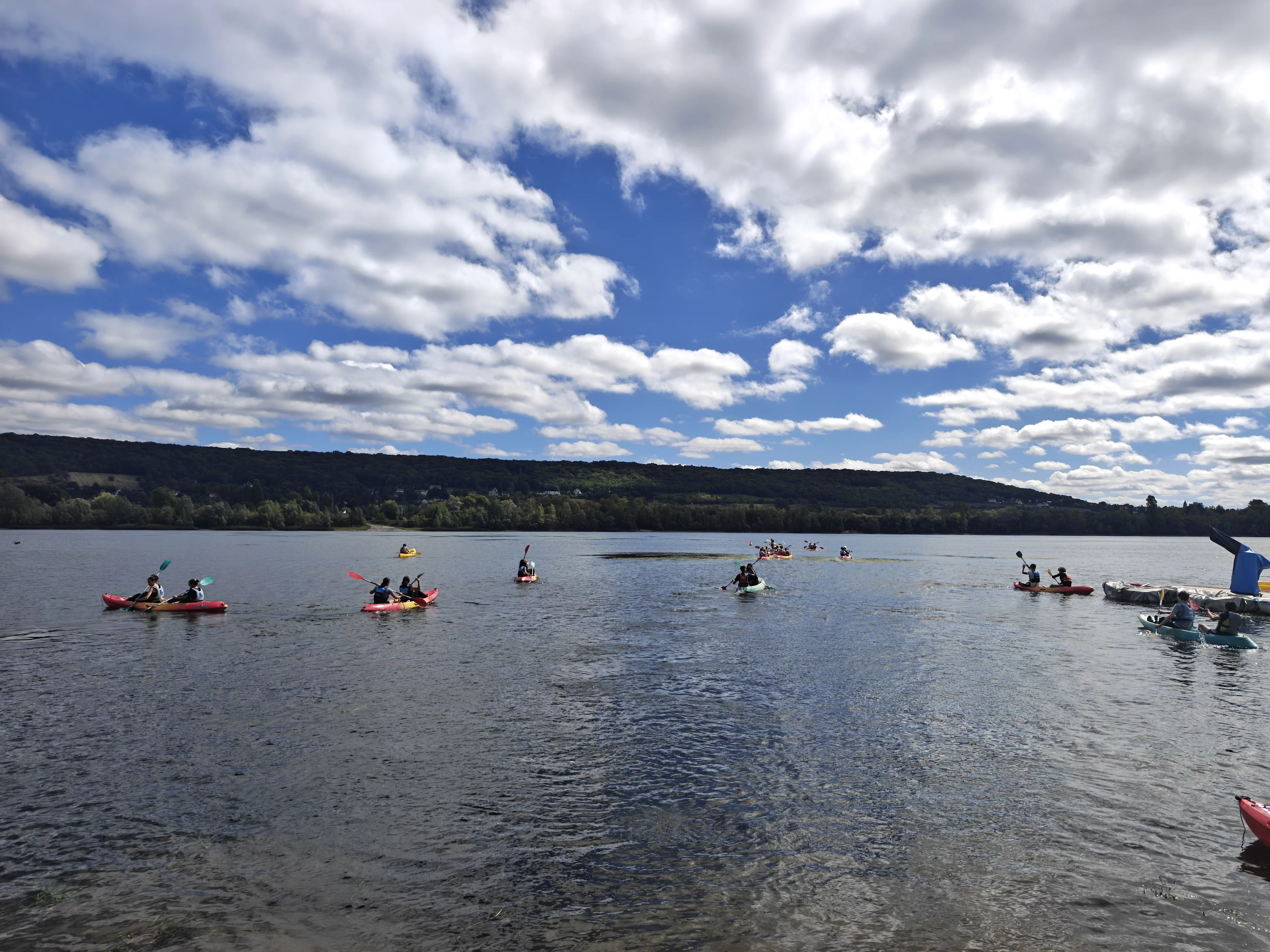 Équipes en kayak sur le plan d’eau pendant le Raid