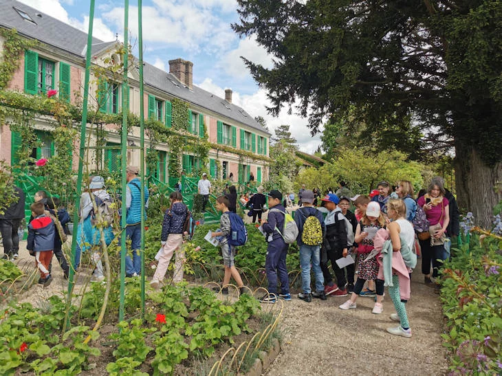 Groupe scolaire participant à une activité outdoor à Giverny