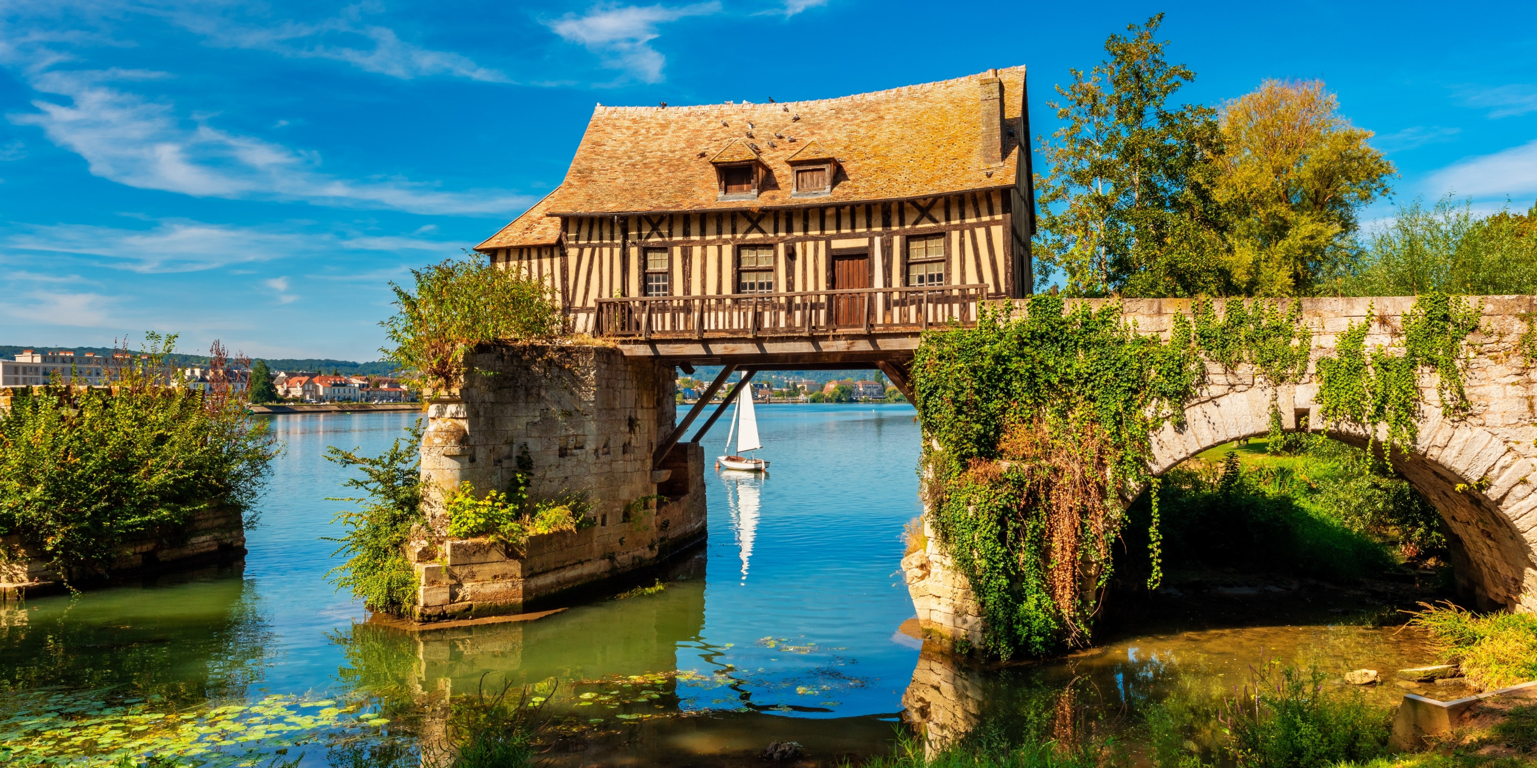 Vernon (Eure) : moulin historique sur la Seine pr&egrave;s de la base nautique
