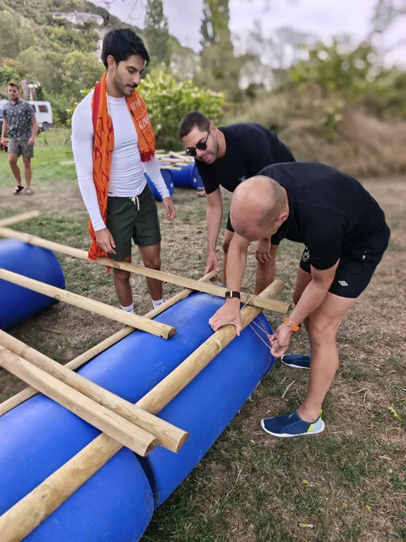Construction collective d’un radeau avec bidons, bois et cordes