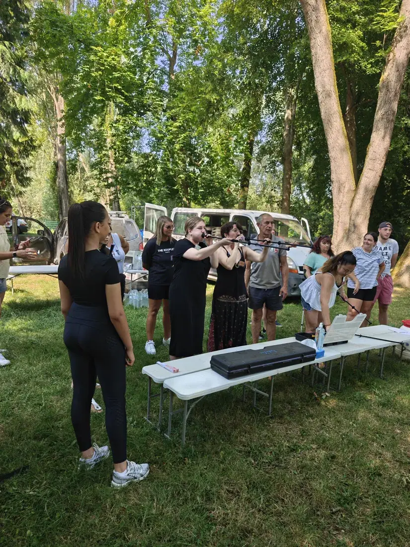 Participants autour d’un atelier de précision en extérieur