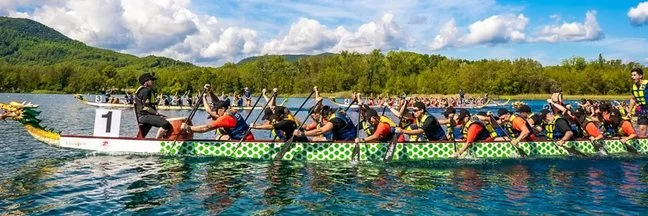 Équipage de dragon boat en navigation