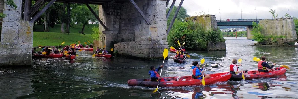 Groupe de kayaks lors d’un parcours nautique