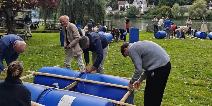 Construction d’un radeau en équipe avant la navigation