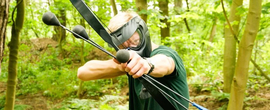 Joueur équipé d’un masque et d’un arc pour l’Archery Tag