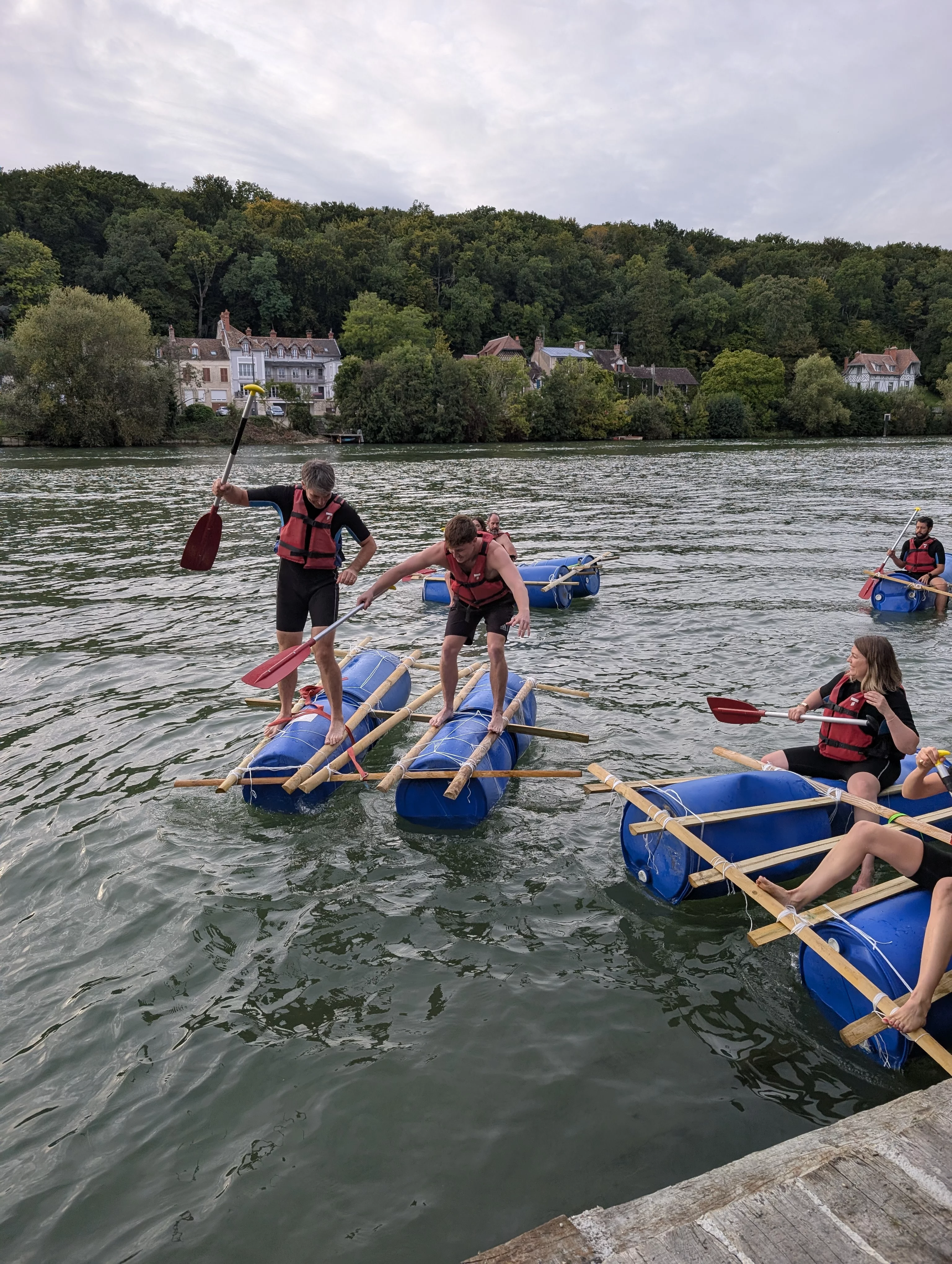 Équipage en course sur un radeau