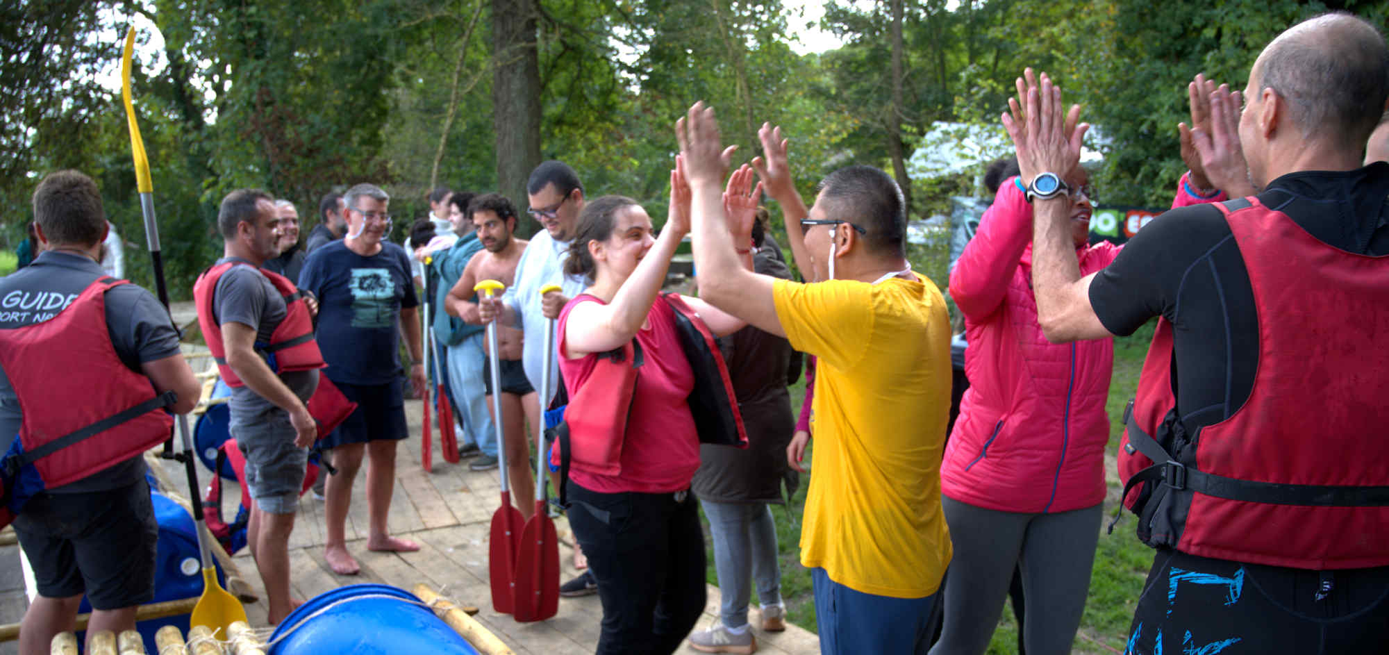 Coh&eacute;sion d&rsquo;&eacute;quipe apr&egrave;s le d&eacute;fi radeau (high five)