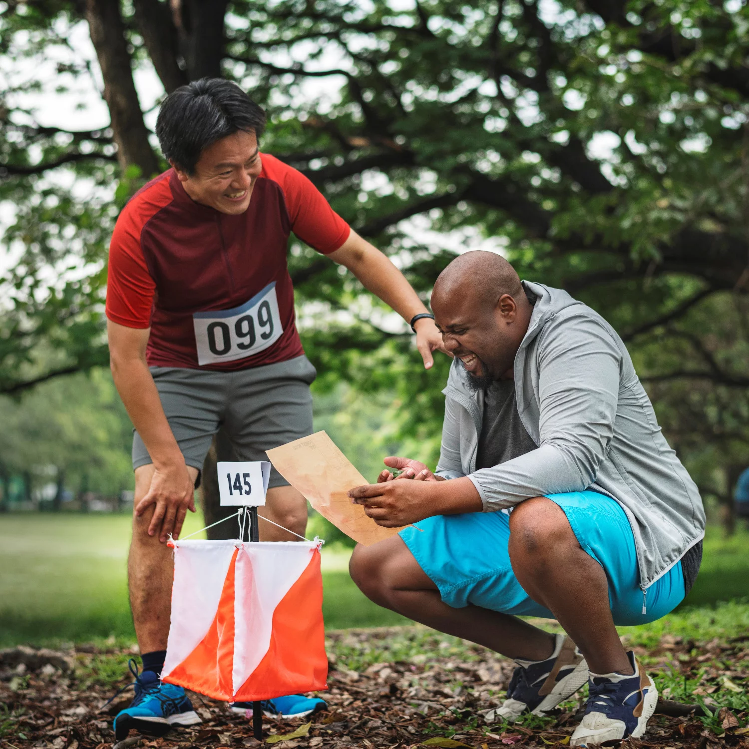 Équipe cherchant une balise pendant une course d’orientation