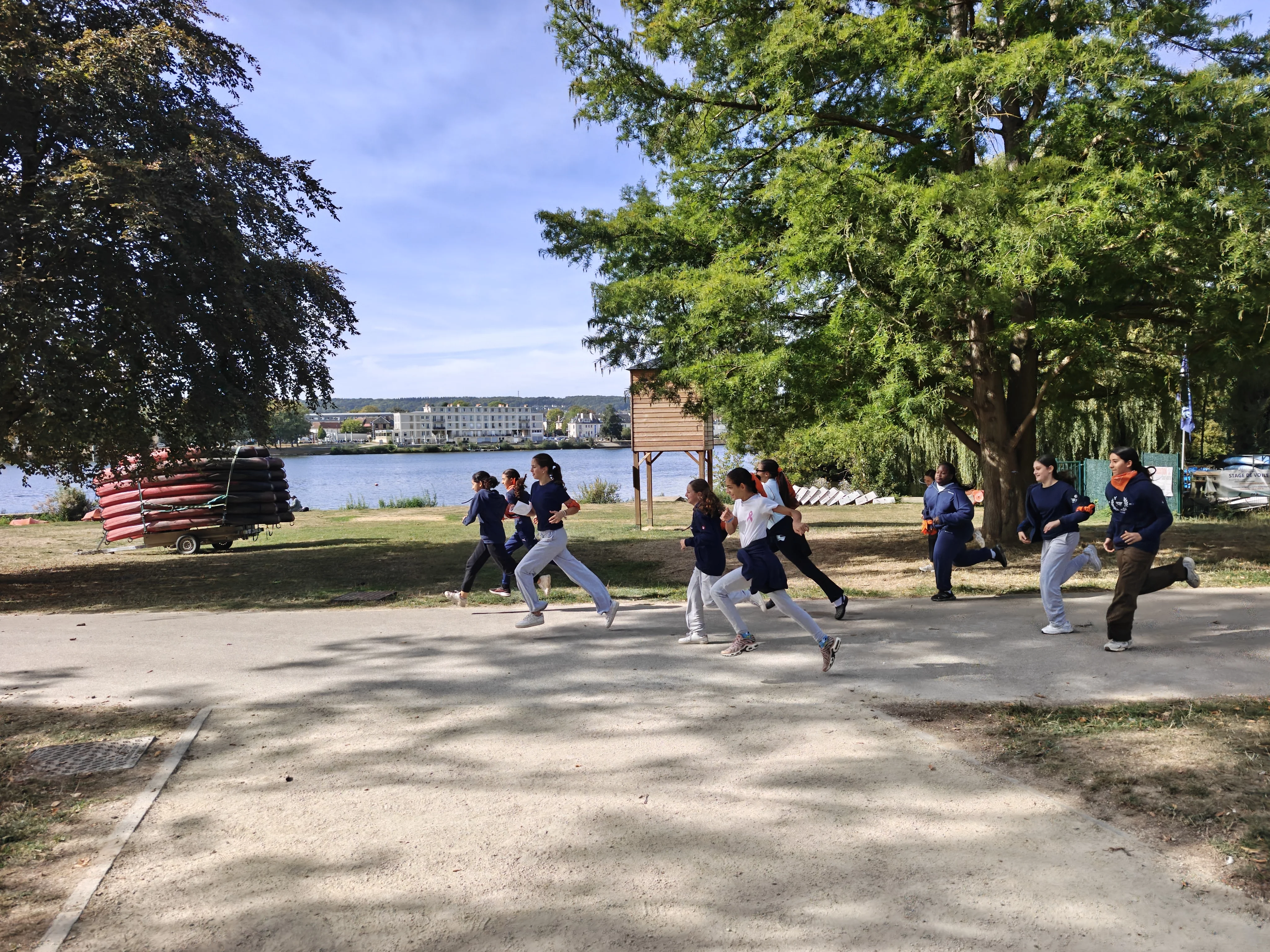 Participants en pleine course d’orientation à Vernon