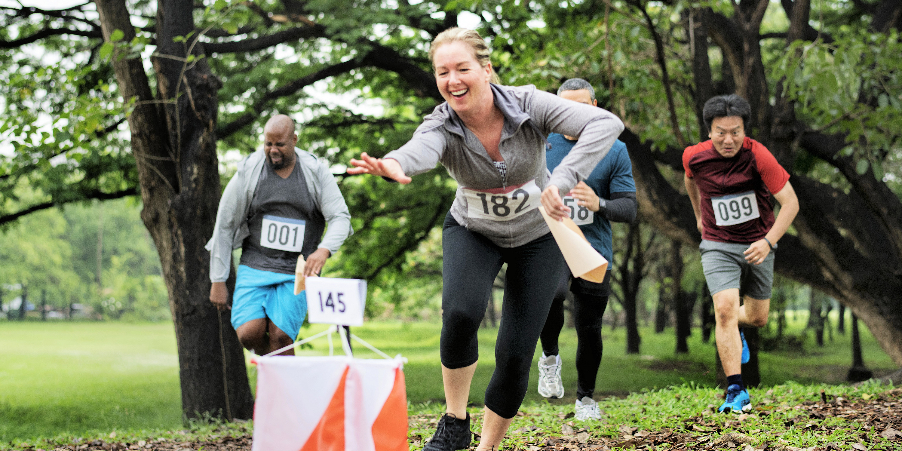 participants courant vers une balise course d'orientation