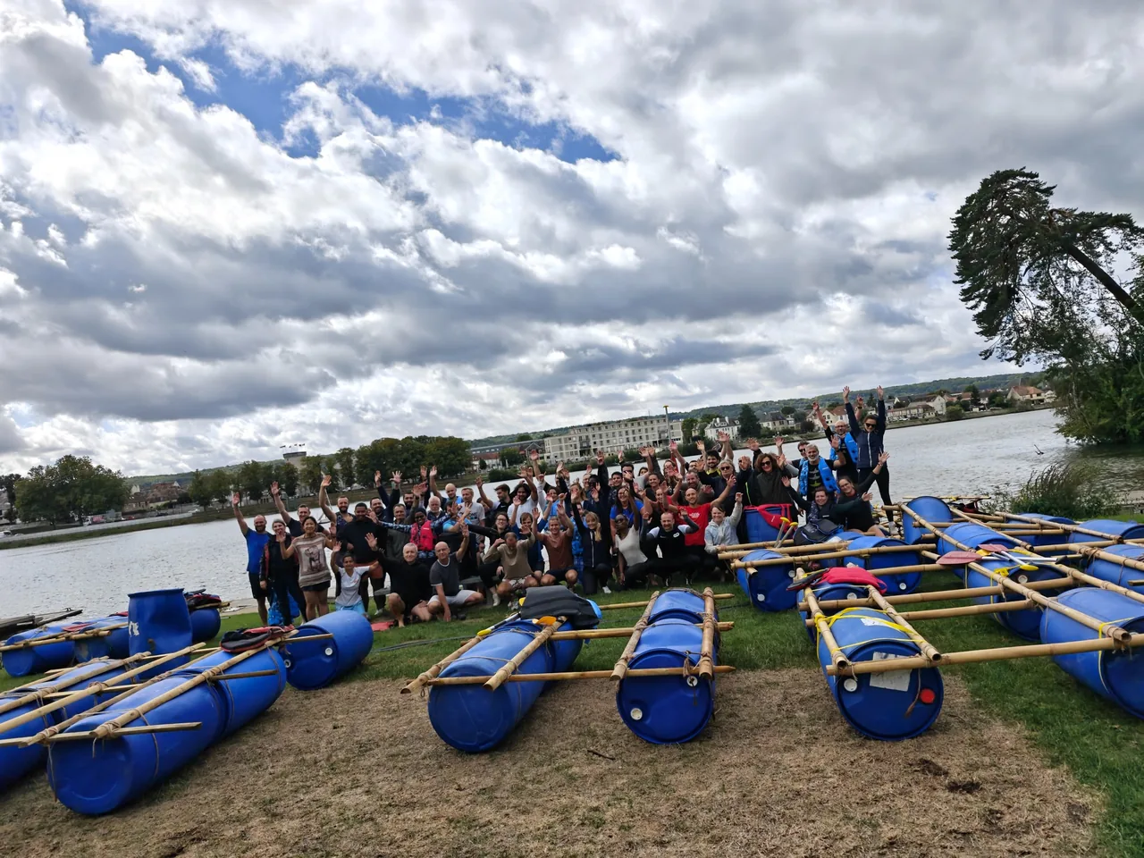 Le groupe Foncia réuni autour des radeaux construits pendant son team building