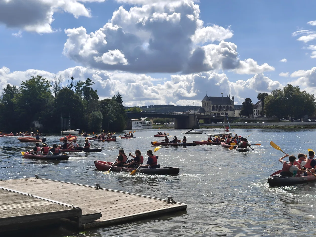 Des lycéens en kayak sur la Seine lors d’une journée d’intégration