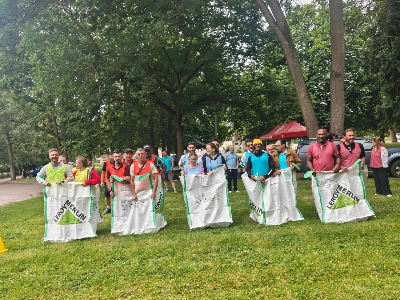Participants de Léon Grosse au départ d’une course en sac pendant les olympiades