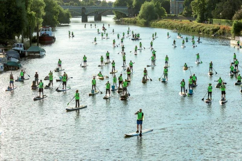 Grand groupe en stand up paddle