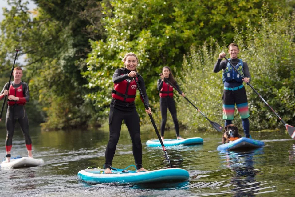 Participants découvrant le stand up paddle en équipe