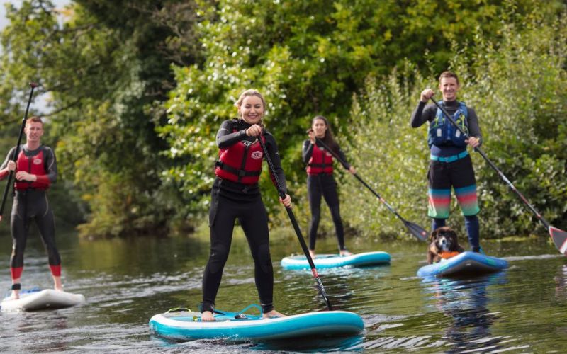 Stand up paddle en groupe &ndash; activit&eacute; nautique outdoor