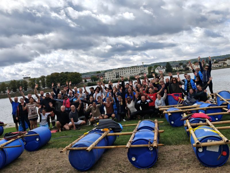 Groupe d&rsquo;entreprise et radeaux construits pendant un s&eacute;minaire team building