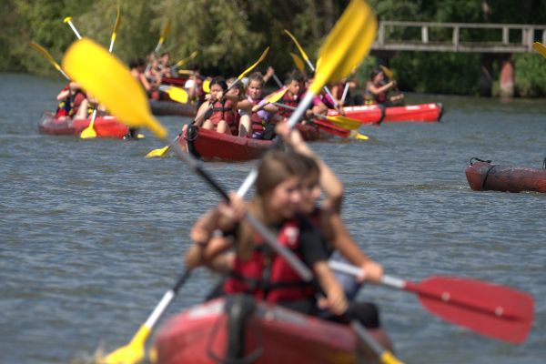 Groupe en cano&euml;-kayak encadr&eacute;, sortie collective sur plan d&rsquo;eau
