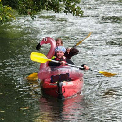 Groupe d&rsquo;amis participant &agrave; une activit&eacute; de coh&eacute;sion en plein air