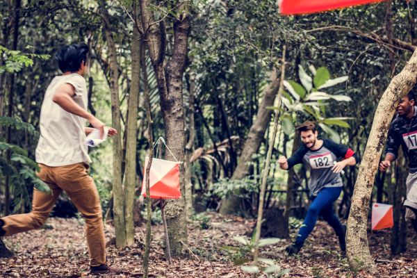 Rallye nature &agrave; Giverny : &eacute;quipe en action vers une balise