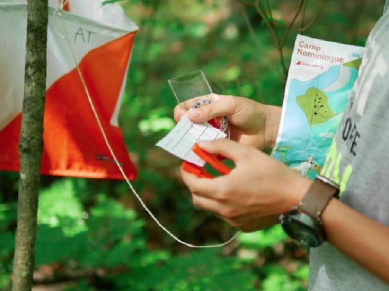 Boussole et carte pour course d&rsquo;orientation en team building