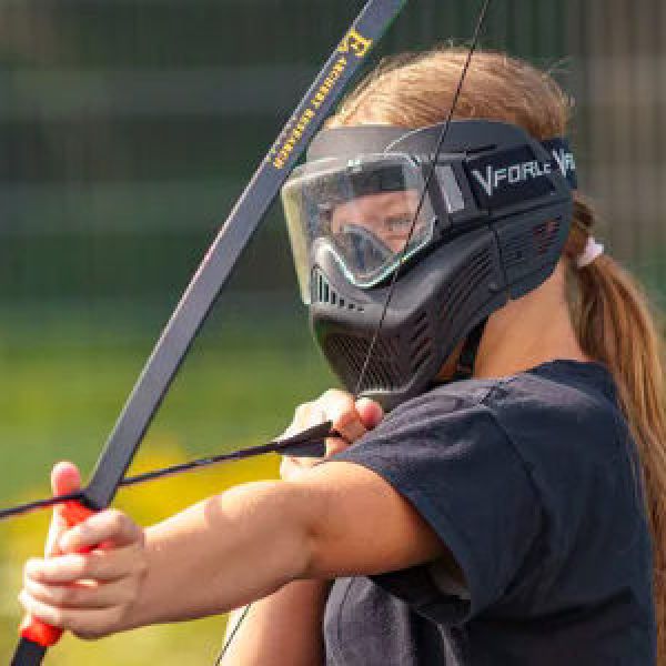 Joueur &eacute;quip&eacute; masque et arc &ndash; Archery Tag 100% s&eacute;curis&eacute;