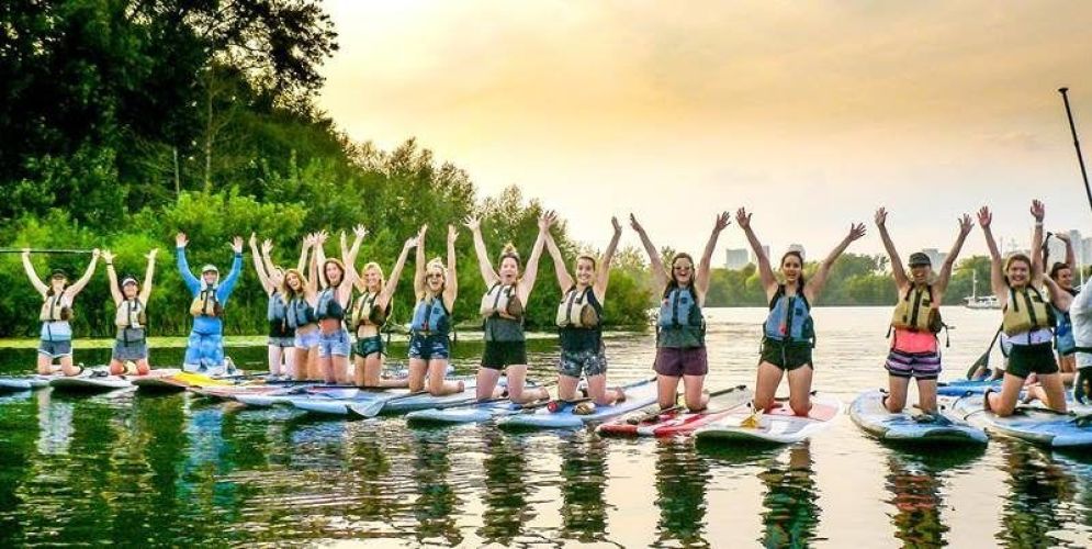 Classe scolaire participant à une activité nature encadrée par Rando’Event