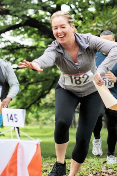 Rallye nature en équipe dans un environnement forestier