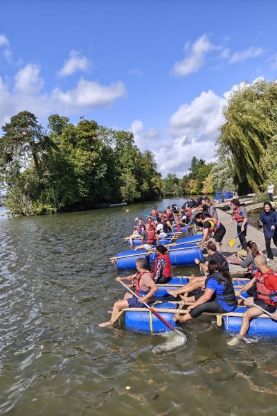 Construction de radeau en équipe lors d’un défi outdoor